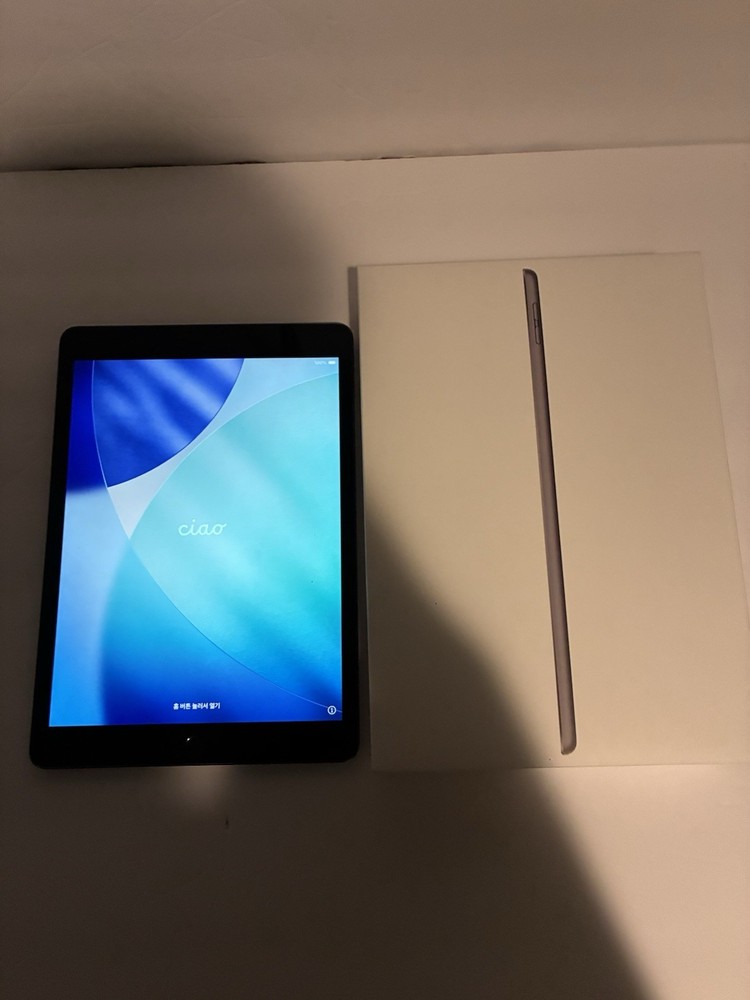 Apple iPad 9th Gen 64GB Space Gray Excellent Condition + Box