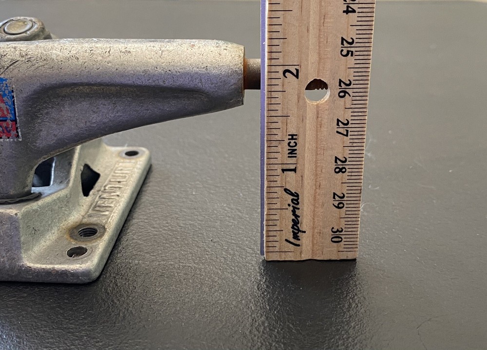 Pair Of Venture Skateboard Trucks Silver
