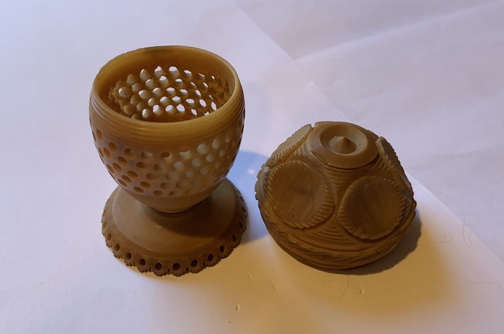 Antique Carved Vegetable Ivory Thimble/Thread Holder