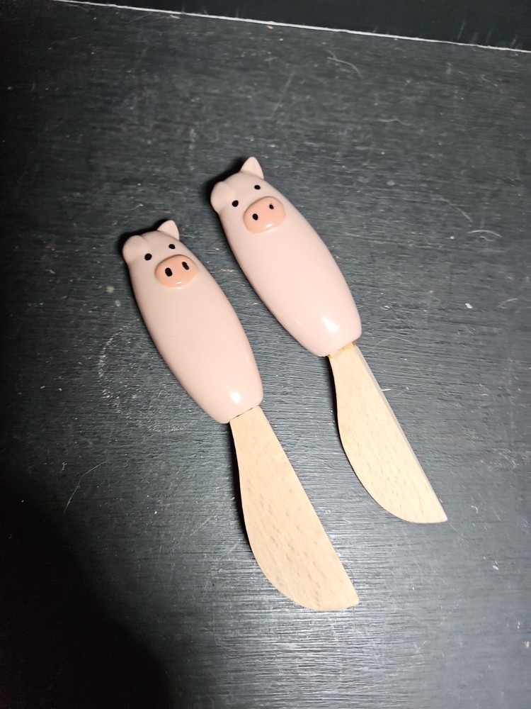 2 Pig Wooden Spreaders