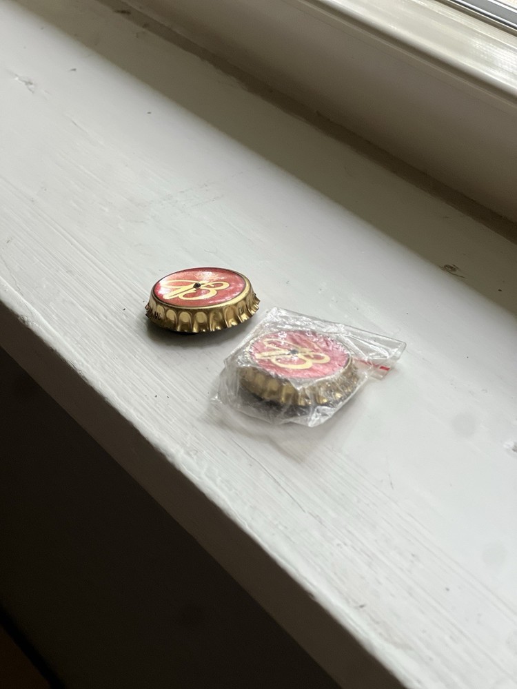 Beer Pin - 2001 Budweiser Bottlecap Flasher Pin