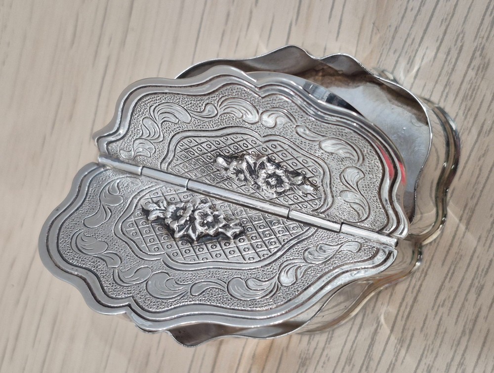 Sterling Silver Sniff Box With Nice Design 99 Grams