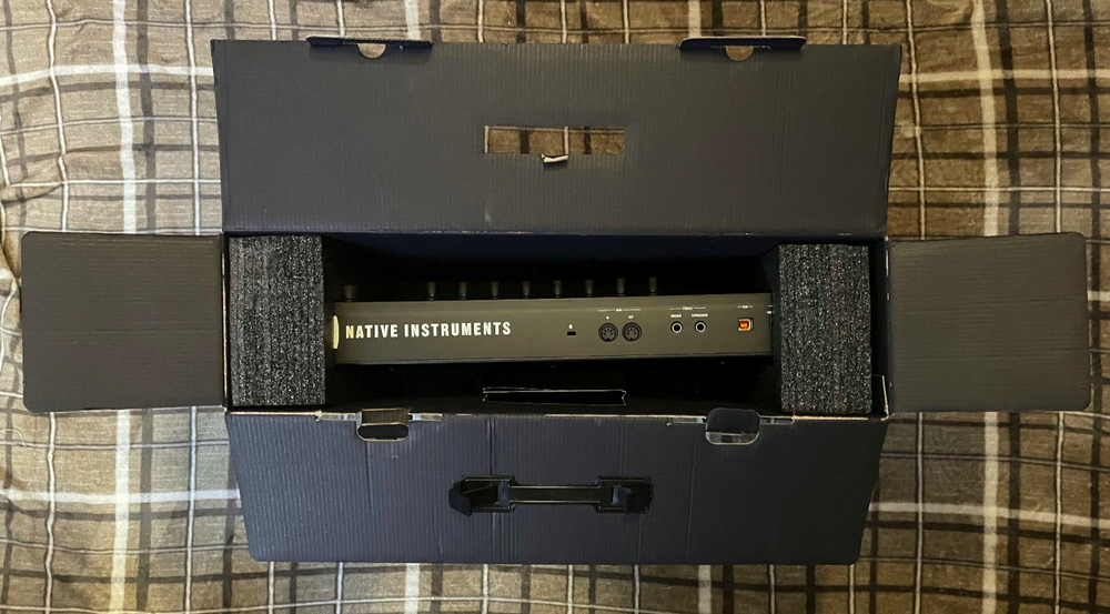 NI Komplete Kontrol S25 Midi Keyboard Controller w/ Adapter, USB and Software