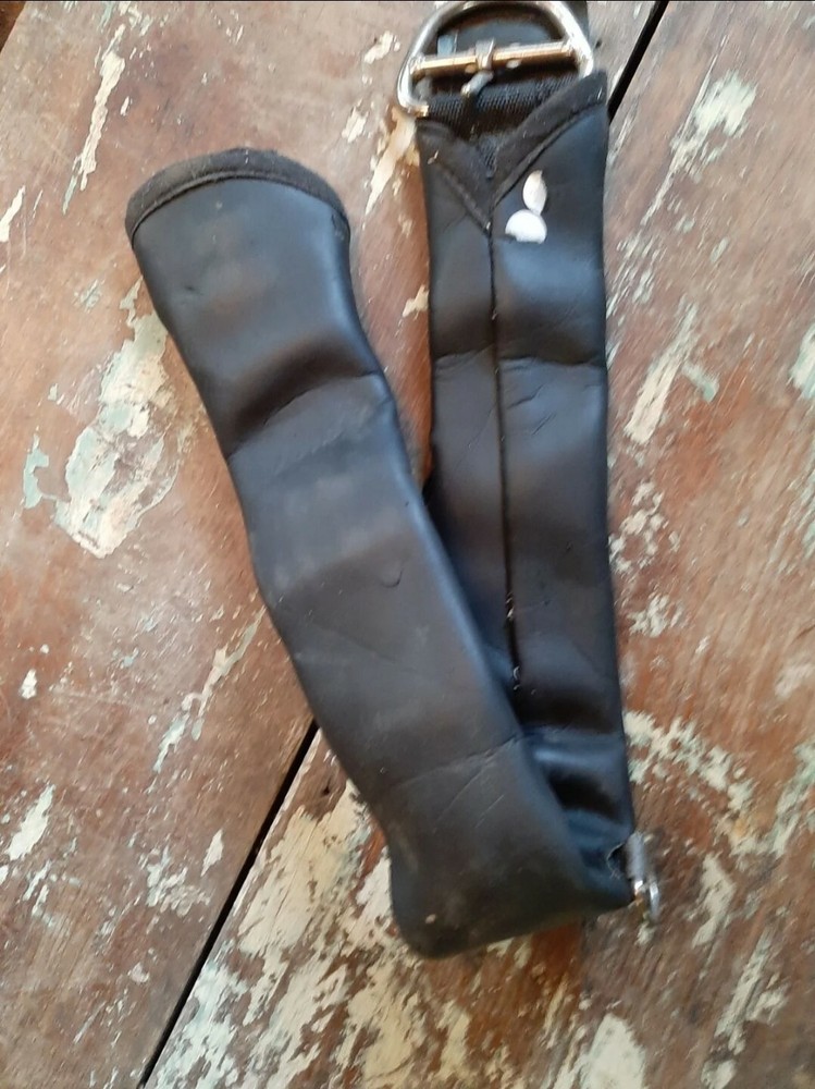 Black rubber cushioned girth strap