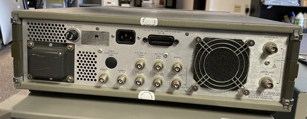 HP Hewlett Packard Synthesizer Function Generator 3325A Two Missing Feet