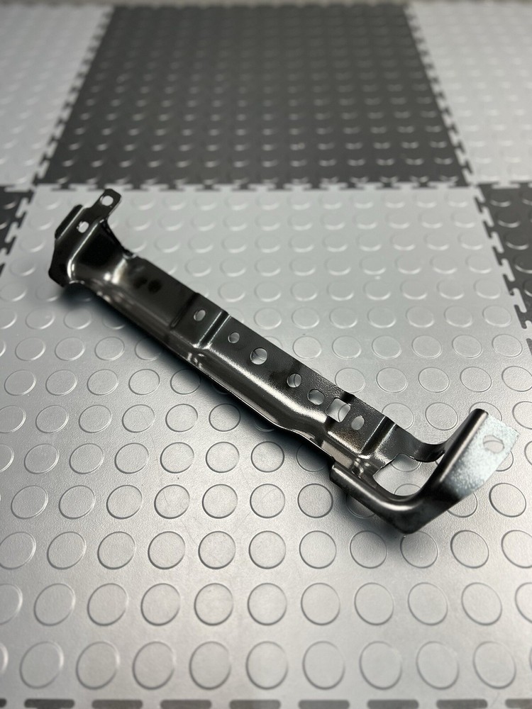 2017-2019 AUDI A4 RIGHT PASSENGER SIDE DASH LOWER KNEE MOUNT BRACKET PANEL