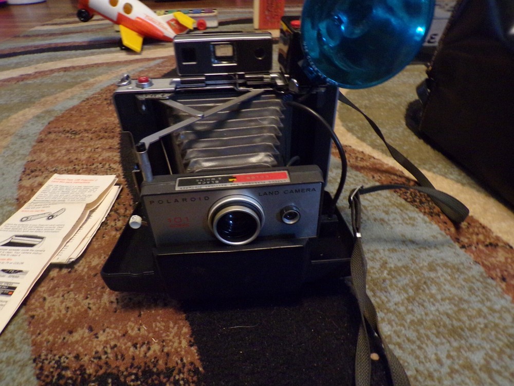 Vintage POLAROID 101 AUTOMATIC LAND CAMERA w/FLASH, PAPERWORK & ORIGINAL CASE