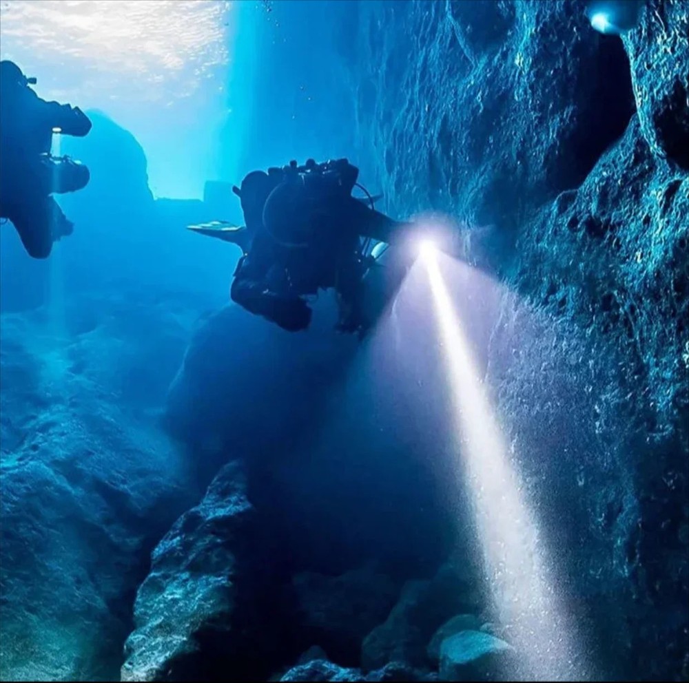 Professional Diving Flashlight Rechargeable Torch IPX8 Underwater Diving Torch