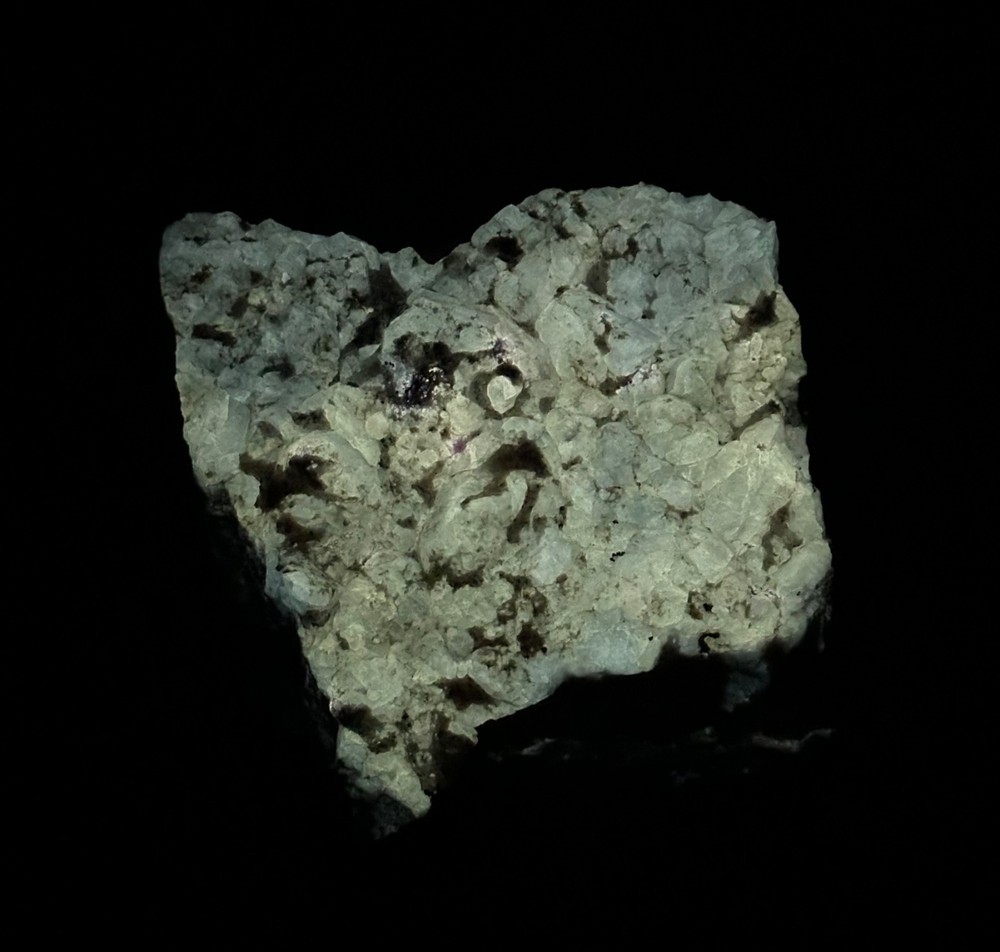 719 Gr. Fluorescent Strong Persistent Phosphorescent Hackmanite, Phlogopite, Mtr