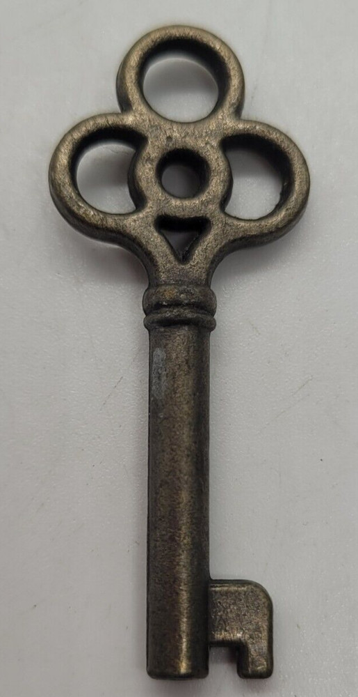 Antique Clover Key 2"