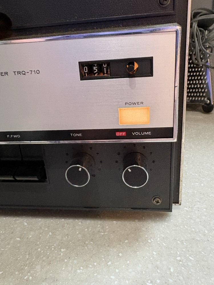 hitachi tape recorder TRQ 710 Powers Up With Microphone Please Read Description