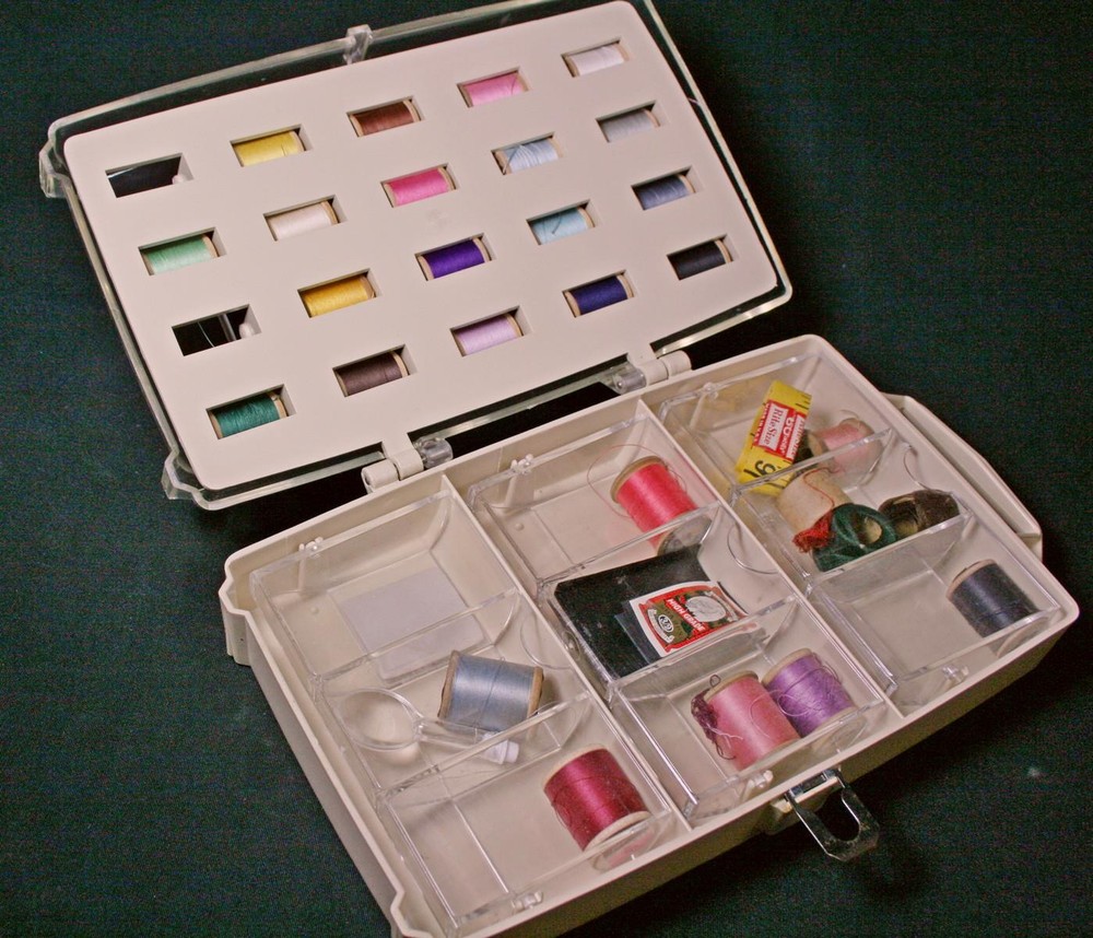 Vintage William Thomas & Sons Sewing Box With Thread Holder 1960’s
