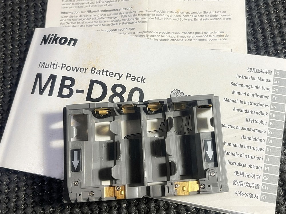 NIKON MB - D80 BATTERY PACK GRIP mint condition