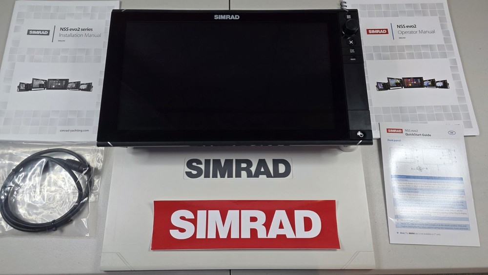 Simrad NSS 16evo2 Chartplotter- Fishfinder / Excellent Condition / Complete Set