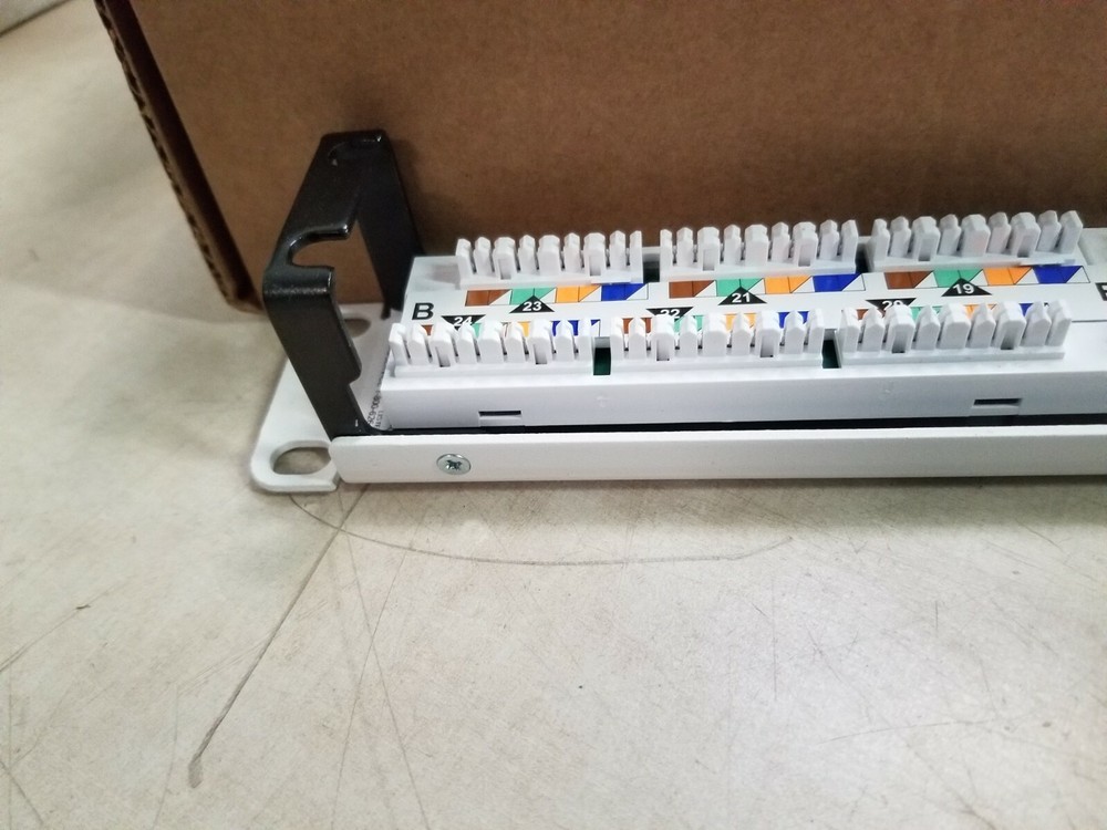 HUBBELL HP5E24W PATCH-PANEL CAT5E 24 PORT UNI, WHITE
