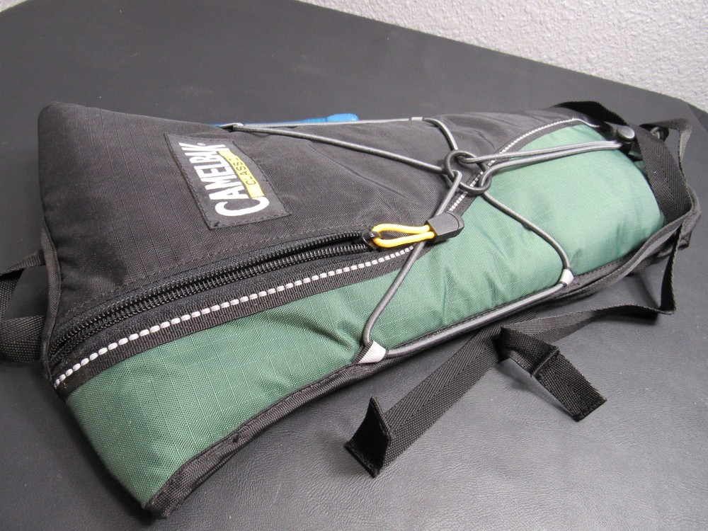 CamelBak Classic Hydration Pack 70oz 2Liter w/ External Pocket/Reflective NEW