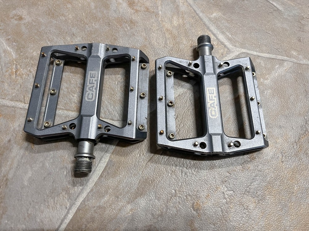 Cafe sealed bearing flat platform pedals