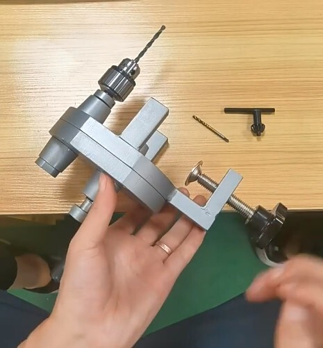 Manual tapping machine includes chuck and hand cranked tapping machine