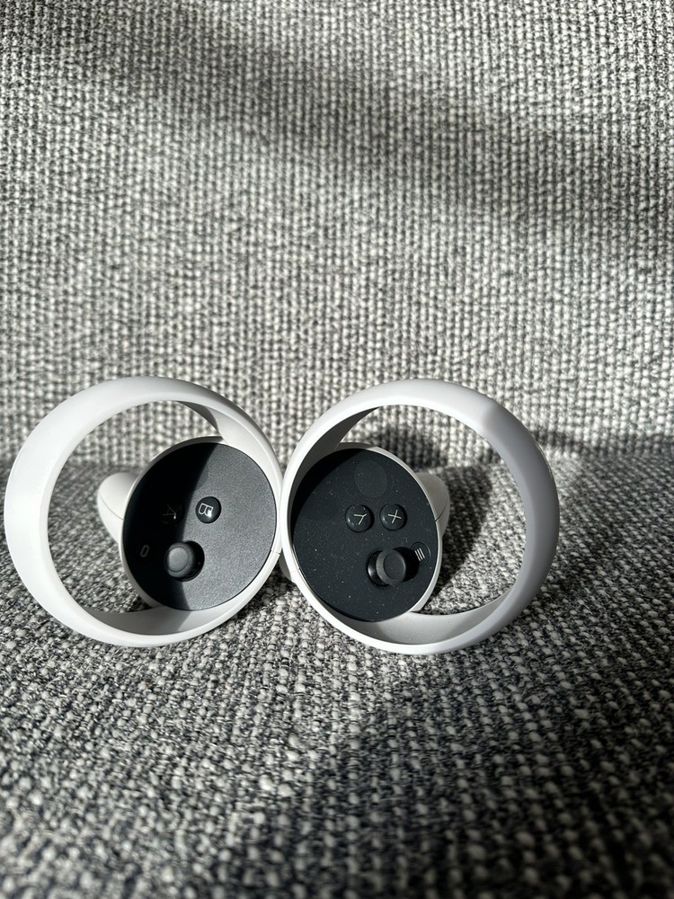 Meta Oculus Quest 2 Virtual Reality Headset With Carrying Case