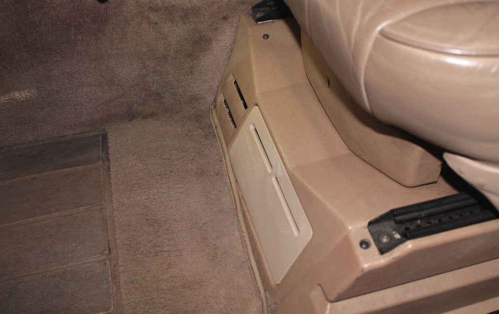 LAND ROVER DISCOVERY 1 1994-1998 FRONT SEAT ACCESS PANEL SEATBASE PLINTH
