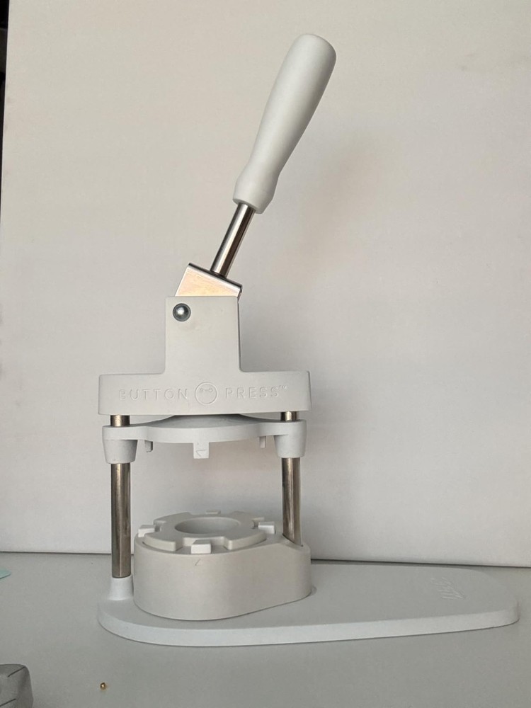Personalized Button Press Kit: Create Pins, Badges, and Keychains Effortlessly!