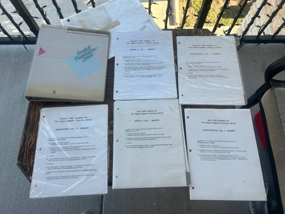 Apple Support Training Library binders, disks & update documents 1986