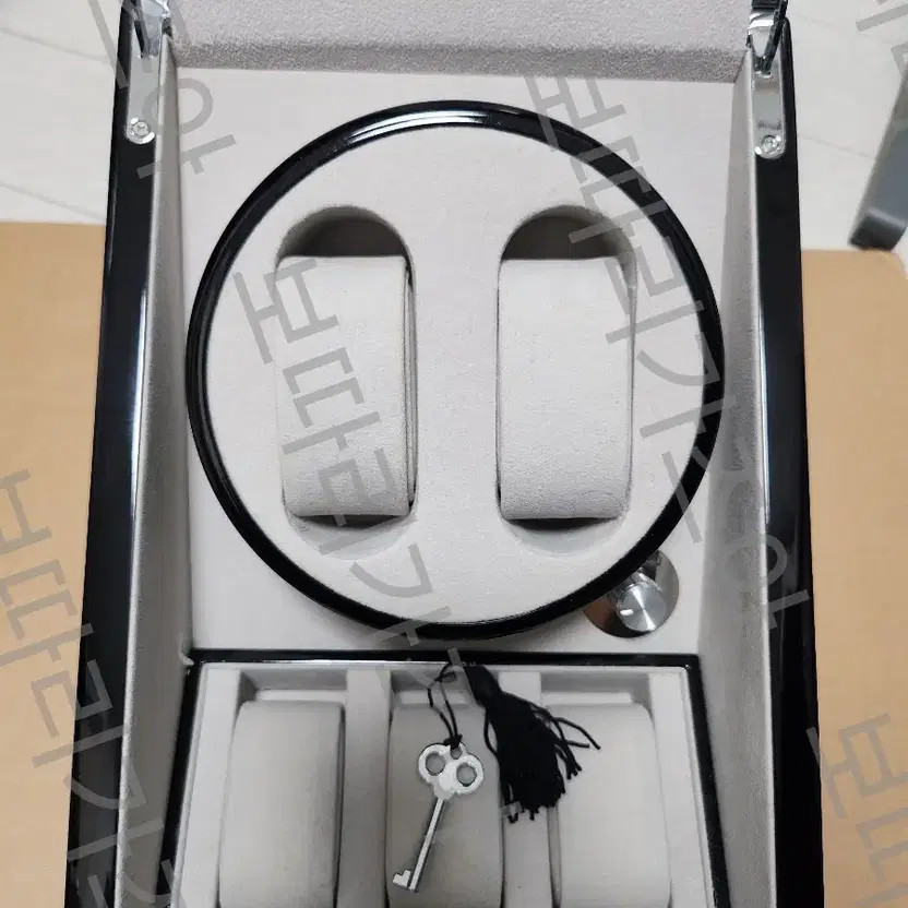 Watch Winder Case with Slight Use Official