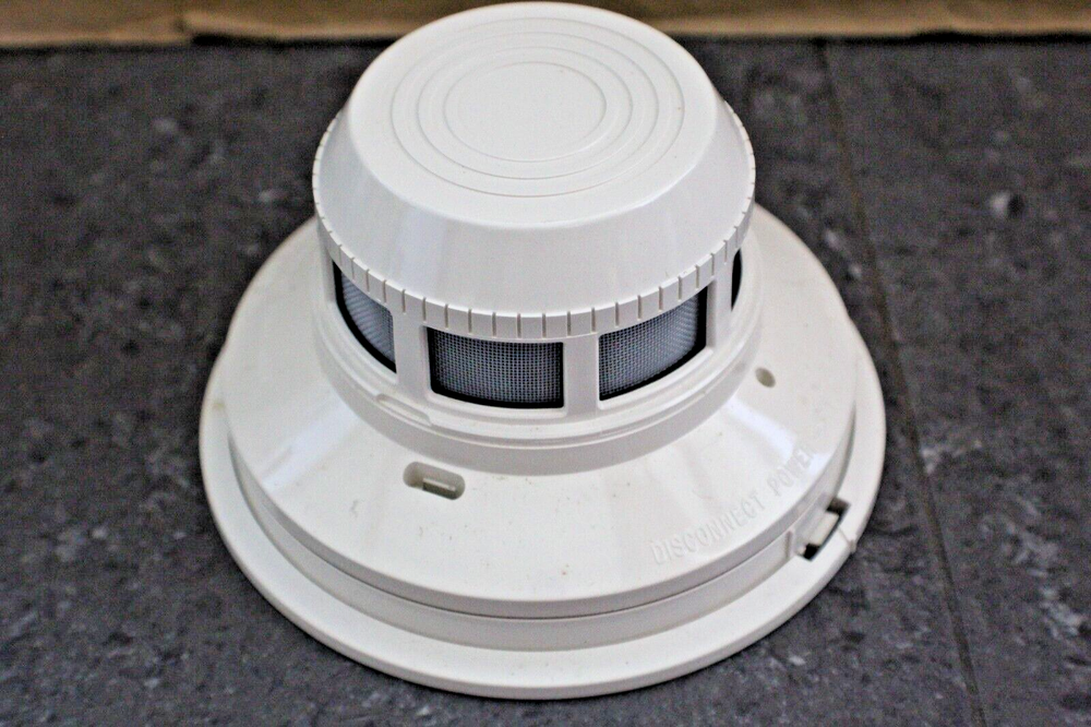 SYSTEM SENSOR 2400A DIRECT WIRE PHOTOELECTRIC SMOKE DETECTOR