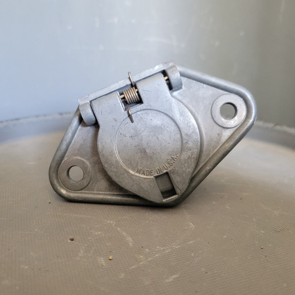 Berg 6 Prong Socket Plug
