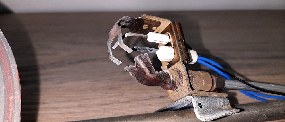 Pilot Igniter & Burner Assembly Q3400A1008 BradfordWhite MITW50L6BN12 Used Good