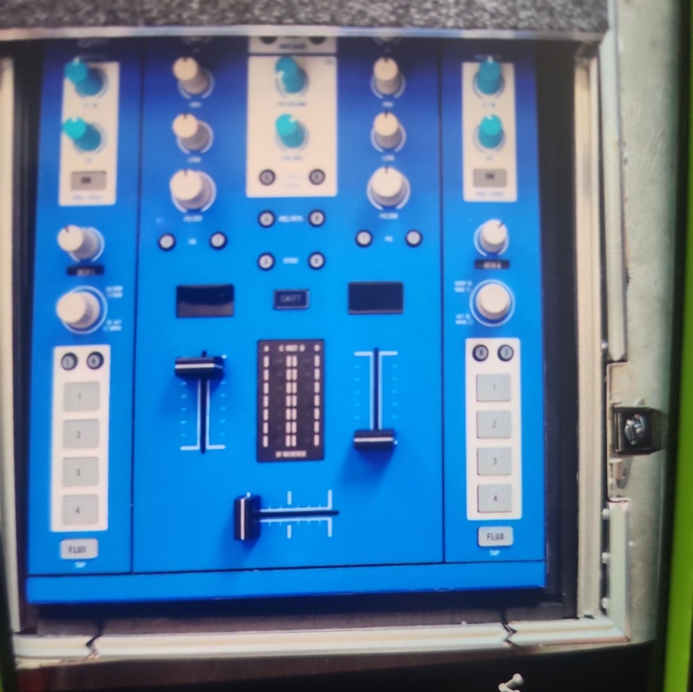 dj mixer w/flight case