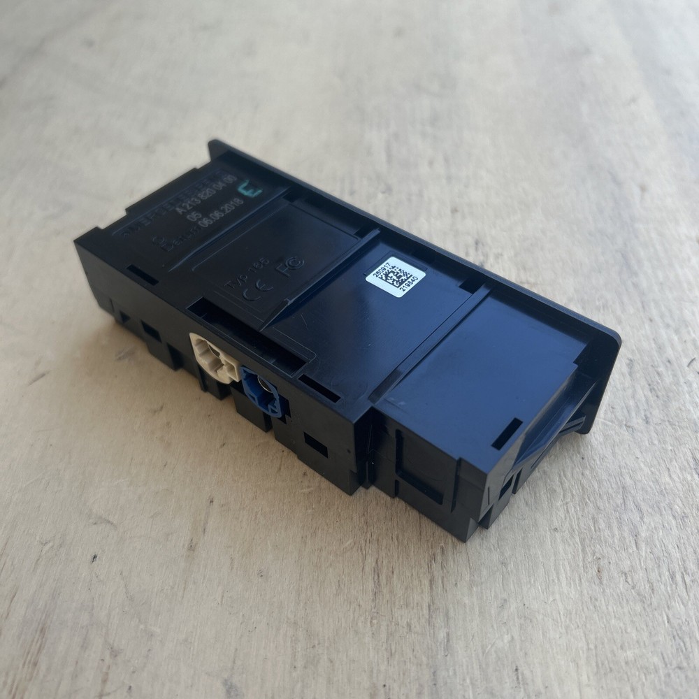 Genuine Mercedes OEM card reader USB connection module unit socket A2138200400
