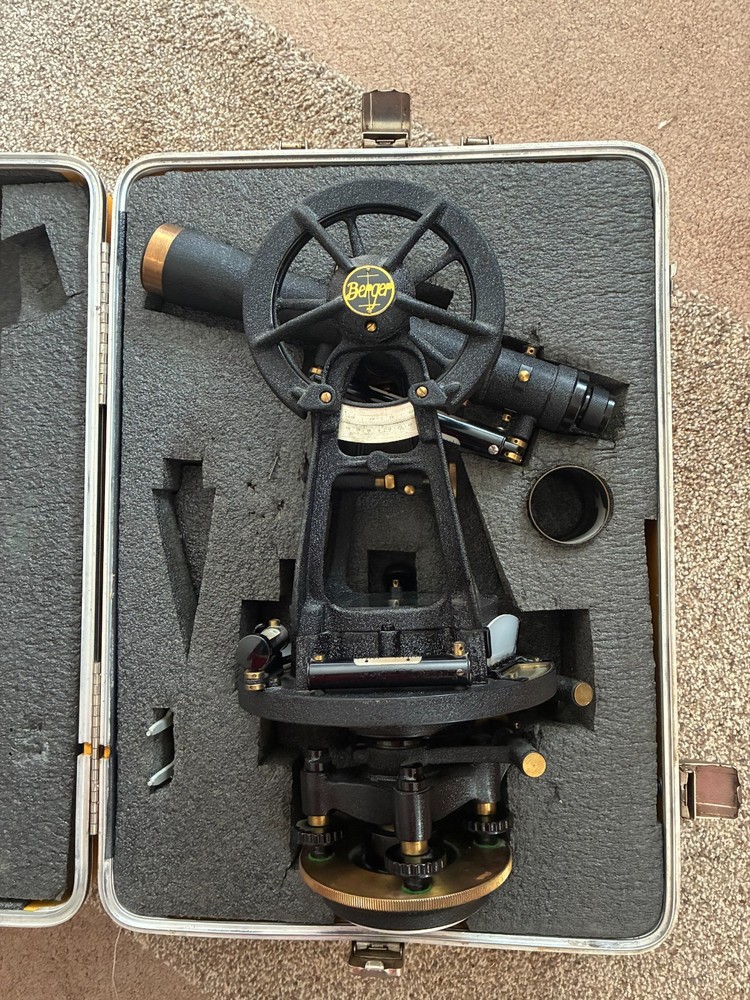 Berger Instruments SN # 40667 optical plumd.. foam fit plastic case .. Pristine