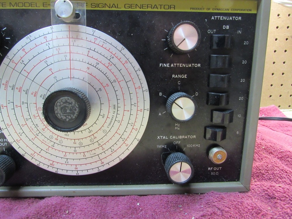 Vintage B & K Precision E-200D Solid State RF Signal Generator Dynascan
