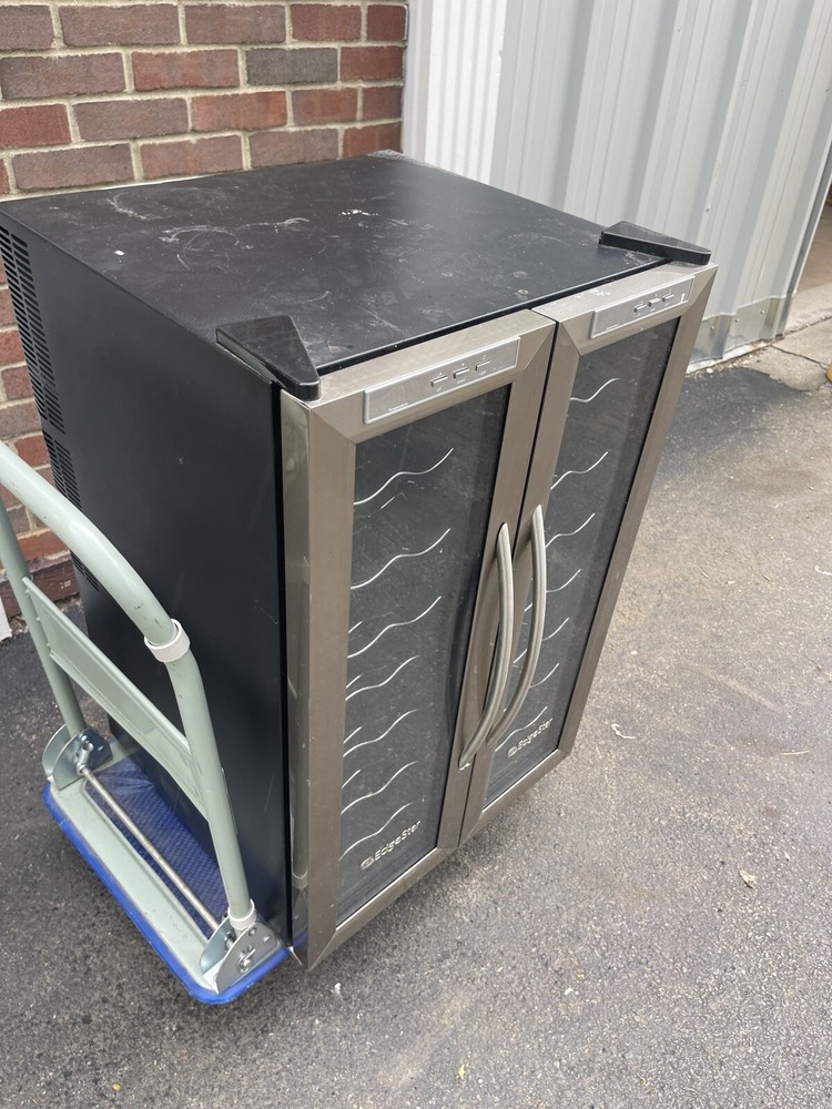 EdgeStar 32 Bottle Dual Zone Wine Cooler - TWR325ESS Needs Work One Side Powers