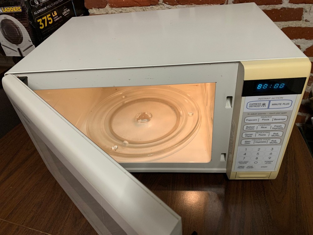 Sharp R-3A66 Microwave Oven