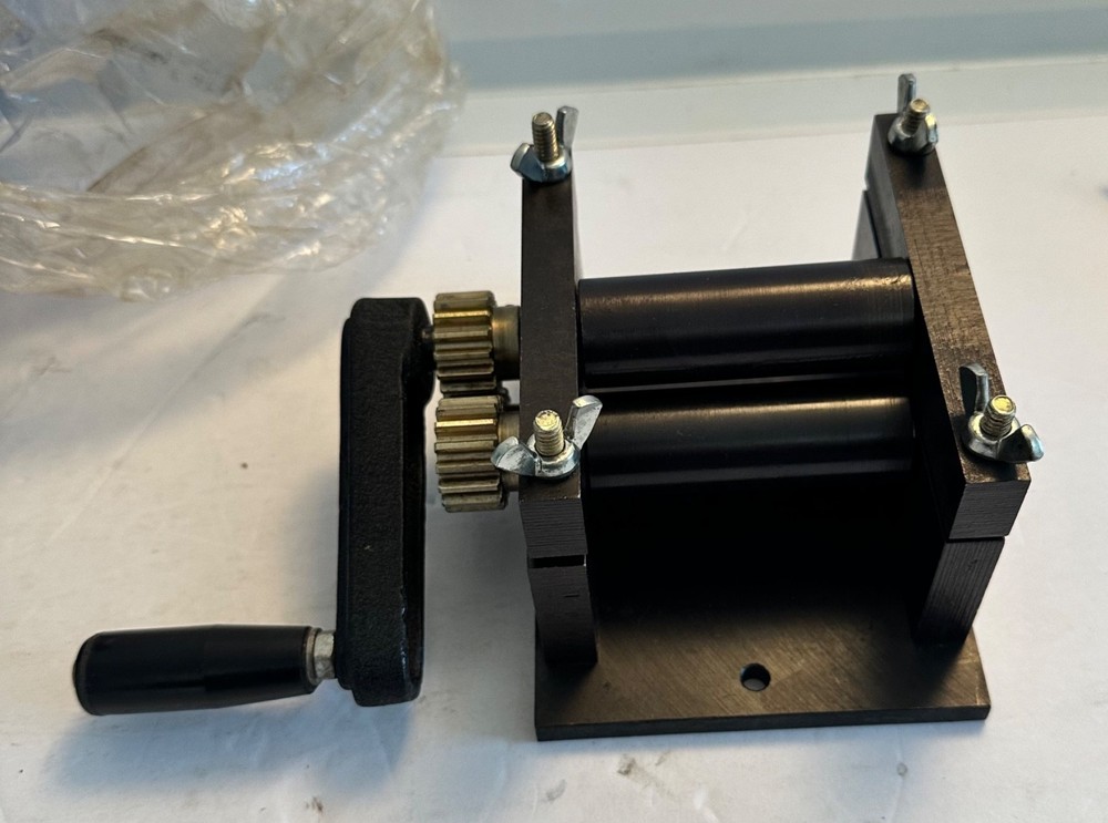 Manual Mini Roll Bender: Bends Thin Metal Sheets