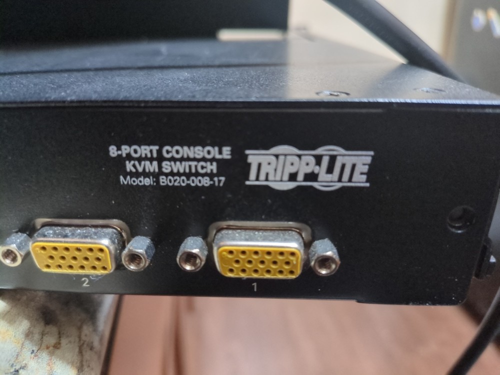 Tripp Lite 8-Port Rack Console KVM Switch LED Display Model B020-008-17