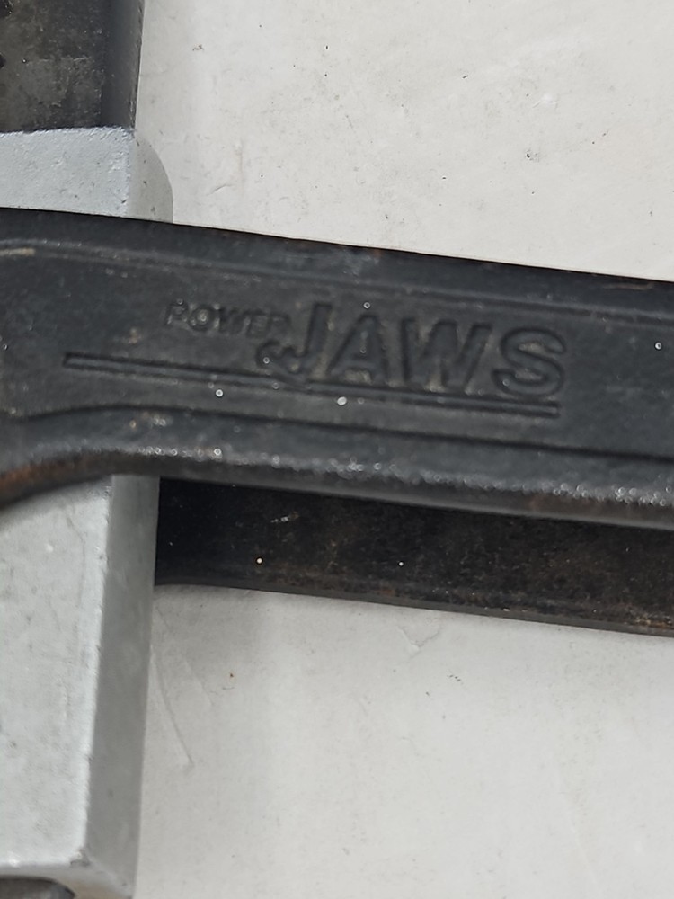 Unique Power Jaws Adjustable Multi Angle Pipe Wrench Rotating Ratcheting Tool