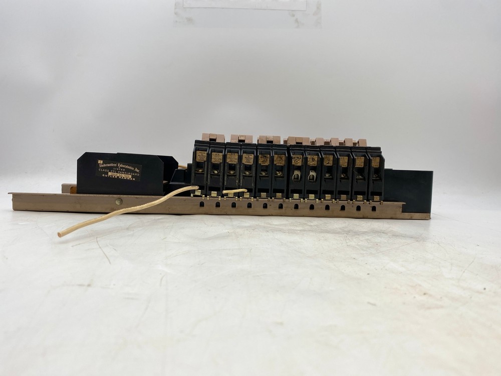 Cutler Hammer Class CTL Panelboard Issue No. 1925 w/ (x16) Circuit Breakers (Use