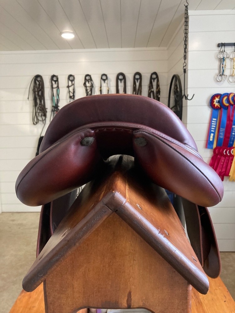 Super Comfy 17" Devoucoux Lab saddle with stirrup leathers
