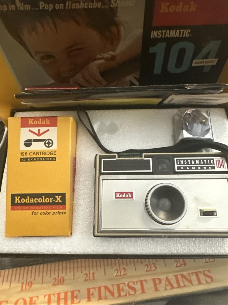 Kodak Instamatic 104 Color Outfit in Original Box Untested Flash Cube & Strap