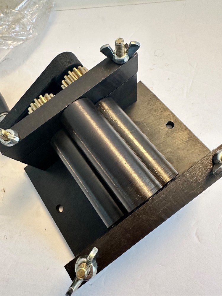 Manual Mini Roll Bender: Bends Thin Metal Sheets