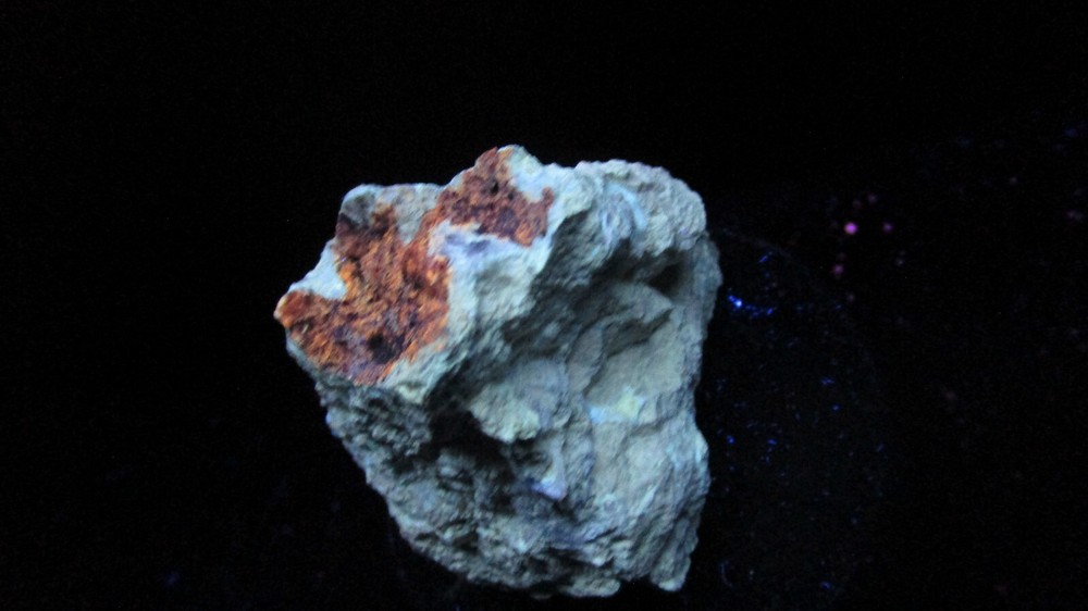Fluorescent and Long Phosphorescent mineral rock S19