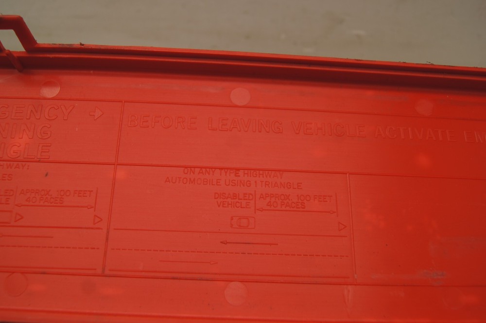 Automobile emergency warning triangle