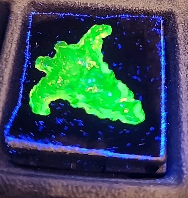 Uranium Glass Knapping Arrowhead Eccentric
