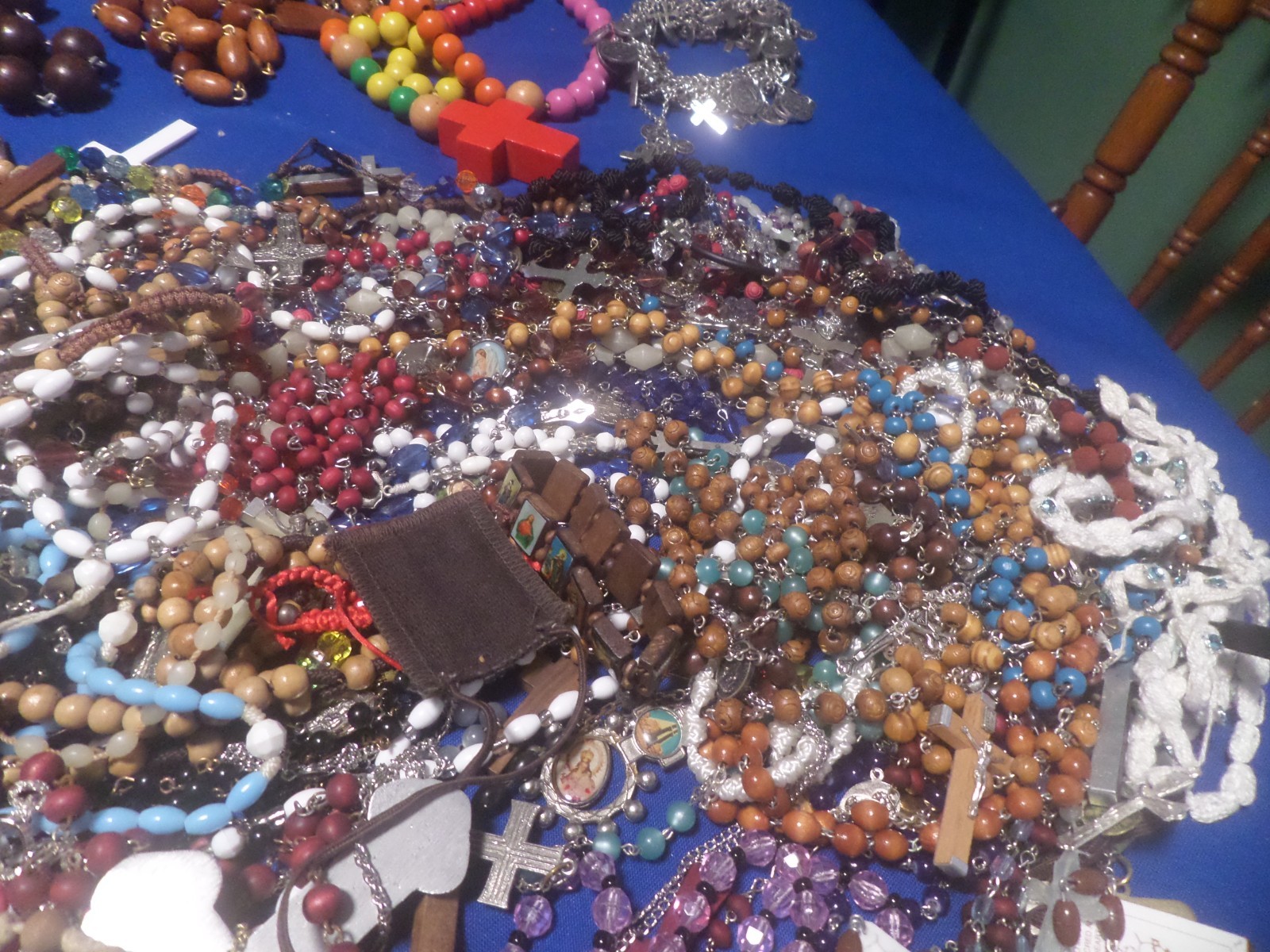 ROSARY WOOD, GLASS, PLASTIC, METAL, BRACELET SOME BROKEN 6 LBS LOT