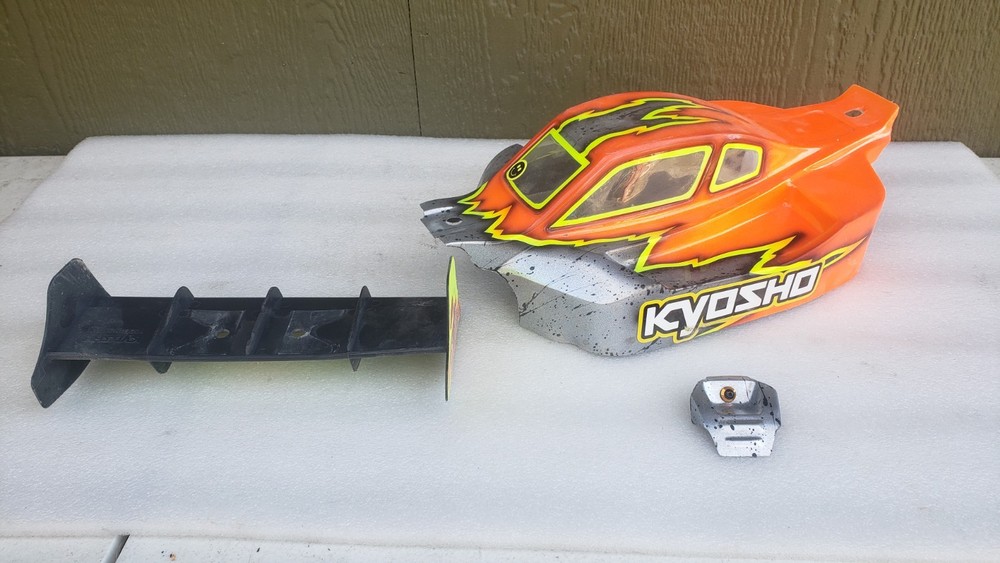 KYOSHO INFERNO MP10e BODY AND WING