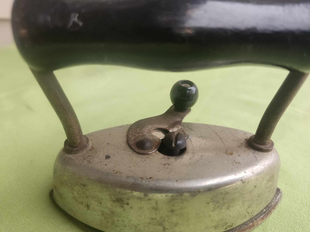 Small Dover Sad Iron. No. 822