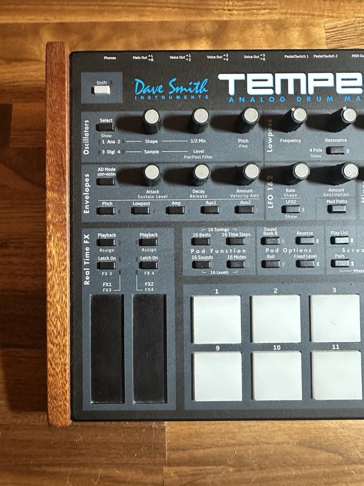 Dave Smith Instruments TEMPEST analog DRUM MACHINE DSI
